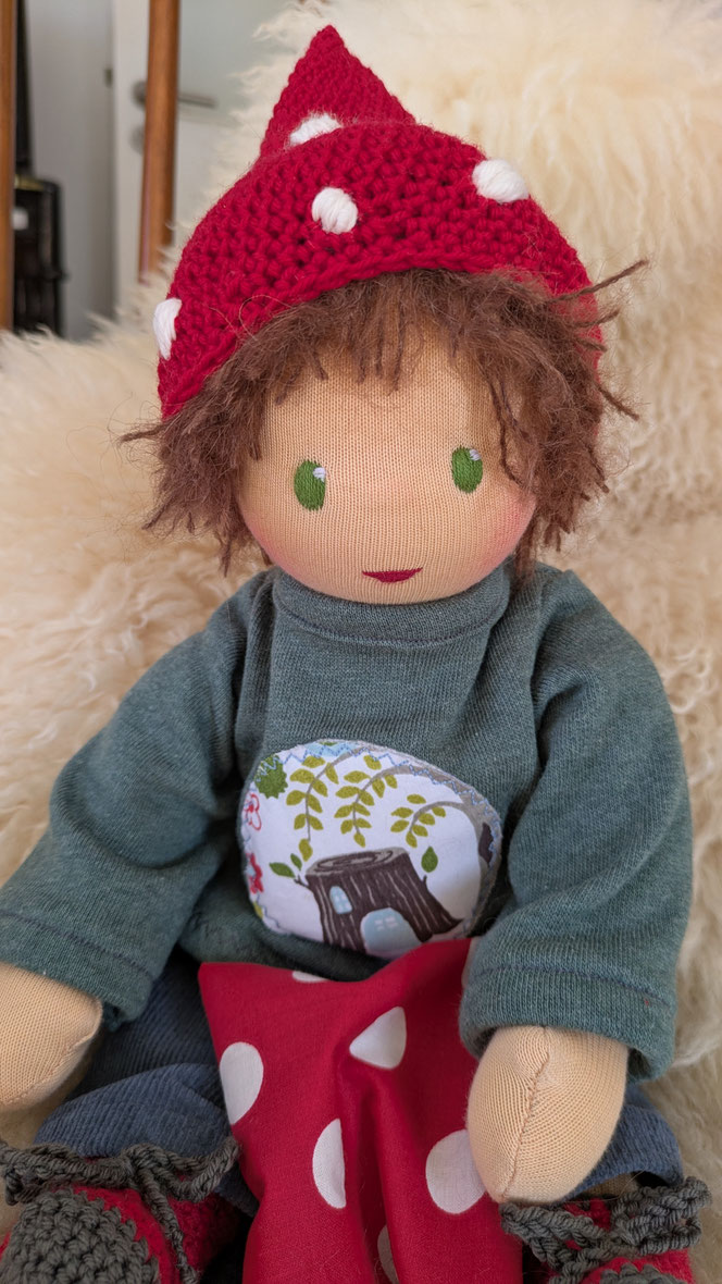 Willi Waldzwerg, handgemachte Stoffpuppe kaufen, Annette Sperling, singende Waldzwerge, Waldmusikpädagogik, individuelle Wunschpuppe, Puppenhandwerk, Waldorfart, eigene Puppe anfertigen lassen, Puppe aus Naturmaterialien, Fliegenpilzpuppe, Ökopuppe