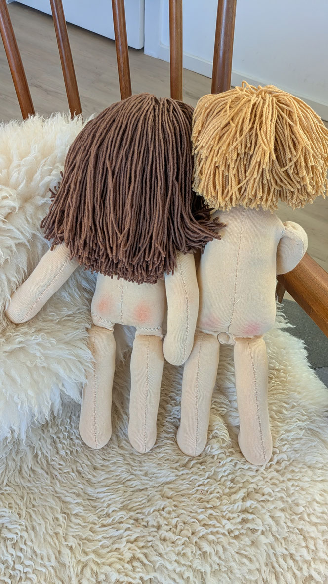 anatomische Puppen für den Kinderschutz, Puppen mit deutlich sichtbaren Geschlechtsmerkmalen, Jungenpuppe, Mädchenpuppe, Hilfsmittel für die Diagnostik bei Kindesmissbrauch, handgemachte Stoffpuppe kaufen, Waldorfart, Therapiepuppe, Wunschpuppe