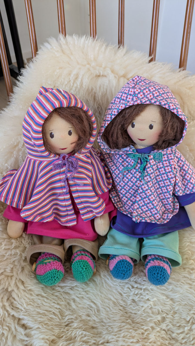 handgemachte Stoffpuppe kaufen, Waldorfart, eigene Puppe anfertigen lassen, Zuckertütenpuppe, Schultütenpuppe, Einschulungsgeschenk, individuelle Wunschpuppe, Puppenhandwerk, lebenslange Puppenfreunde, Puppe nach Kinderfotos herstellen lassen, bio-fair