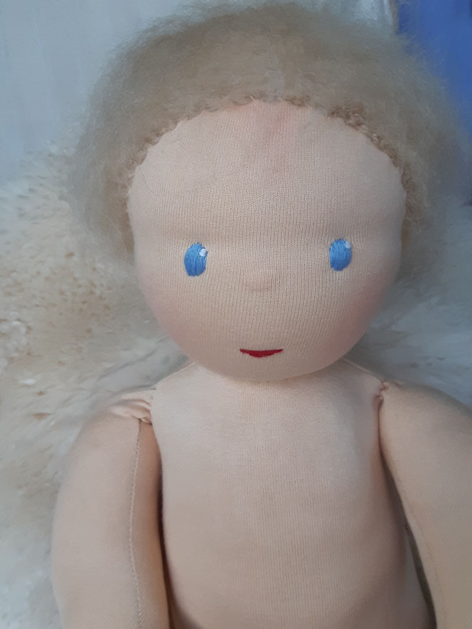Therapiepuppe, Demopuppe, Physiotherapie-Puppe, Puppe für Vojta-Therapie, Kinderphysiotherapie, Handling erklären, handgemachte Puppe, Waldorfart, Bio-Stoffpuppe, bio-fair, Wunschpuppe, individuelle Stoffpuppe, Puppenhandwerk, Puppe als Arbeitsmaterial