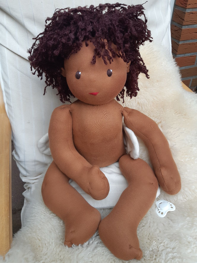 Bio-Stoffpuppe,  individuelle Puppe passend zum Kind, Waldorfart, schwarze Puppe, Empowerment, genderneutral, Babypuppe mit Schnuller, Wunschpuppe, bio-fair, ökofairliebt, Selbstakzeptanz, Naturmaterial, Puppenhandwerk, Sehr großes Puppenbaby, lebensgroß
