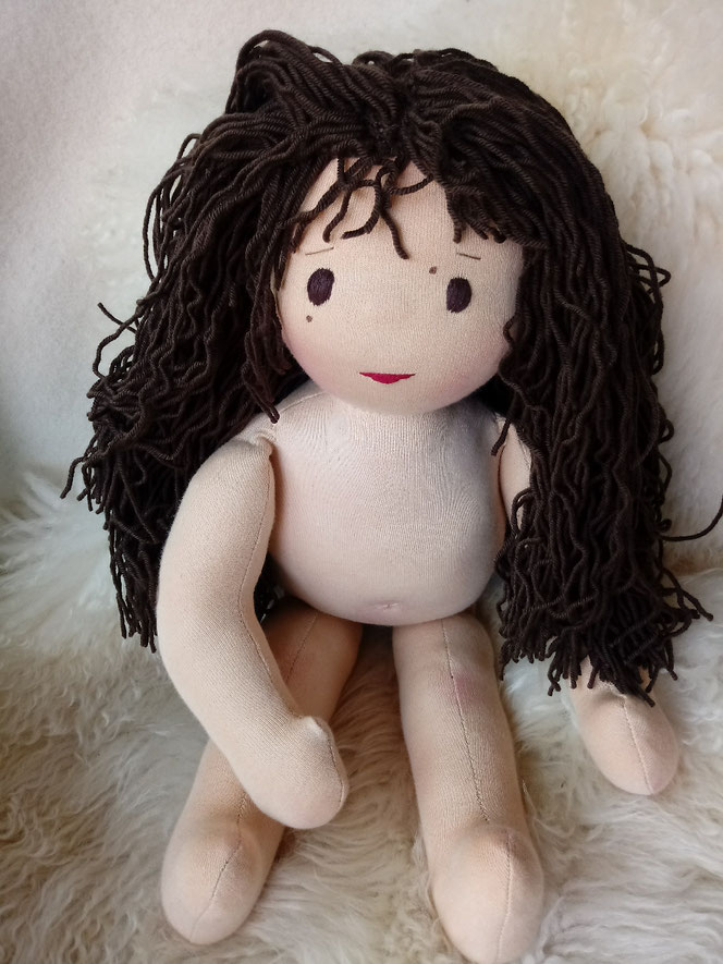 Puppenmacherei, Puppenmacherin, Puppenhandwerk, Puppenmachen, handgemachte Stoffpuppe kaufen, diverse Puppen, schwarze Puppen, Heilungspuppe für das innere Kind anfertigen lassen, individuelle Wunschpuppe, Waldorfart, eigene Puppe nach Kinderfotos
