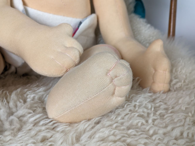 Therapiepuppe für die Kinderphysiotherapie nach z.B. Vojta oder Bobath, Demopuppe, Schulungspuppe, Übungspuppe, weiche bewegliche Therapiepuppe mit anbeugbaren Gliedern, handgemachte Stoffpuppe kaufen, Waldorfart, flexible lebensgroße Babypuppe