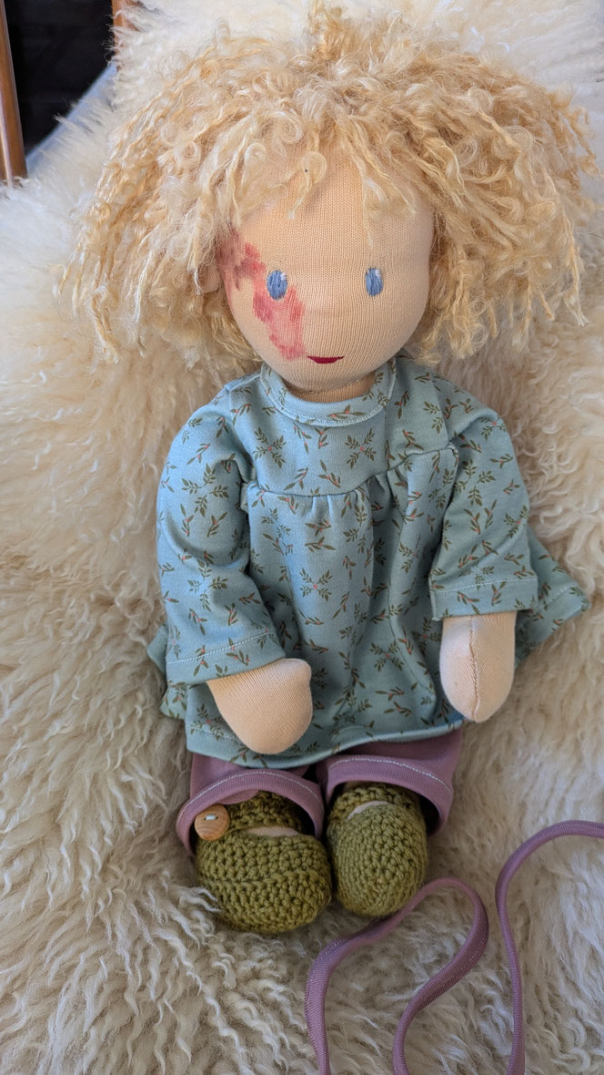 handgemachte Stoffpuppe kaufen, Waldorfart, eigene Puppe anfertigen lassen,individuelle Wunschpuppe, Puppenhandwerk, Puppe die aussieht wie mein Kind, nach Kinderfotos, Puppe mit Feuermal, Naevus flammeus, Hautstigma, Hautauffälligkeit, Hifsmittel, Empowe