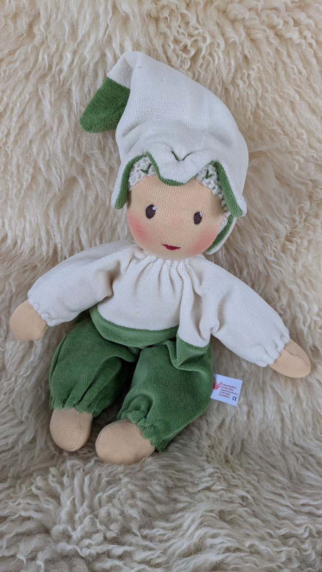handgemachte Stoffpuppe kaufen, Waldorfart, Blütenkind-Schlamperle, Frühblüher, Schneeglöckchen, Hyazinthe, Narzisse, Osterglocke, Primelchen, Jahreszeitentisch, erste Puppe, lebenslanger Begleiter, eigene Puppe herstellen lassen, ökologische Kinderpuppe