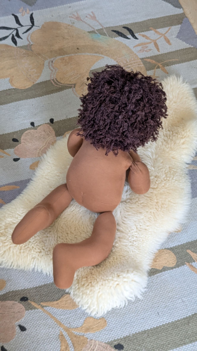 Vojtapuppe, Demopuppe, Bobathpuppe, Puppe für Kinderphysiotherapie, weiche bewegliche Therapiepuppe mit anbeugbaren Gliedern, handgemachte Stoffpuppe kaufen, Waldorfart, eigene individuelle Wunschpuppe herstellen lassen, PoC-Puppe, schwarze Puppe, Babypup