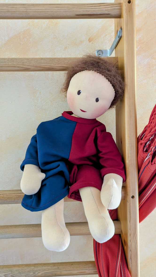 Therapiepuppe für die Kinderphysiotherapie nach z.B. Vojta oder Bobath, Demopuppe, Schulungspuppe, Übungspuppe, weiche bewegliche Therapiepuppe mit anbeugbaren Gliedern, handgemachte Stoffpuppe kaufen, Waldorfart, flexible lebensgroße Babypuppe