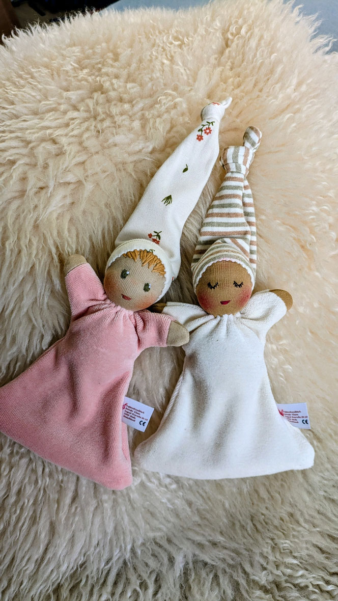 Puppenmacherin, handgemachte Stoffpuppe kaufen, Waldorfart, individuelle Wunschpuppe anfertigen lassen, eigene Puppe herstellen lassen, visionäre Frauenmesse, Jork, Altes Land, ökologische Kinderpuppe, diverse Puppen,Nuckelpüppchen, erste Puppe, Greifling