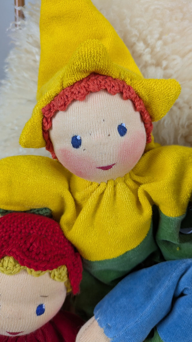 handgemachte Stoffpuppe kaufen, Waldorfart, Blütenkind-Schlamperle, Frühblüher, Schneeglöckchen, Hyazinthe, Narzisse, Osterglocke, Primelchen, Jahreszeitentisch, erste Puppe, lebenslanger Begleiter, eigene Puppe herstellen lassen, ökologische Kinderpuppe