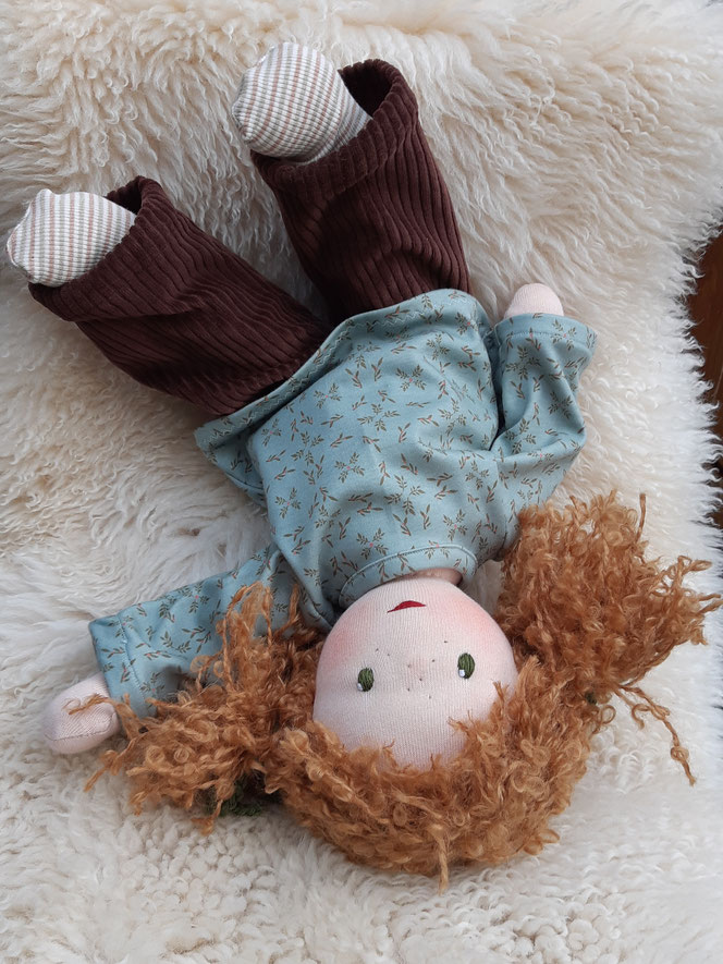 Bio-Stoffpuppe, individuelle Puppe passend zum Kind, Waldorfart, inneres Kind heilen, innere Kind Puppe, Wunschpuppe, Heilungspuppe, handgefertigte Puppe, handgemachte Puppe, hochwertig, Entwicklungstrauma, Bindungstrauma, Anteilearbeit, Puppenhandwerk