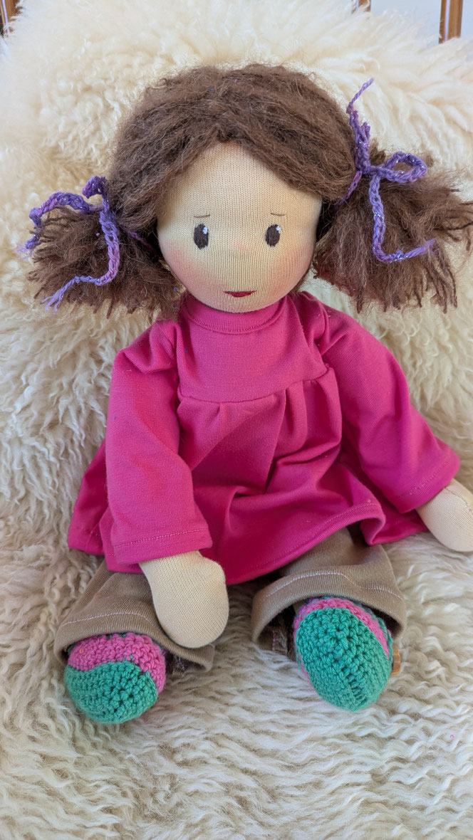 handgemachte Stoffpuppe kaufen, Waldorfart, eigene Puppe anfertigen lassen, Zuckertütenpuppe, Schultütenpuppe, Einschulungsgeschenk, individuelle Wunschpuppe, Puppenhandwerk, lebenslange Puppenfreunde, Puppe nach Kinderfotos herstellen lassen, bio-fair
