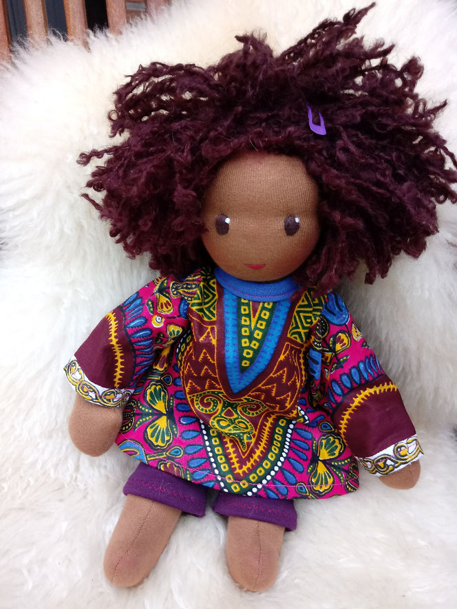 handgemachte Stoffpuppe, Waldorfart, afrikanische Puppe, dunkelhäutig, dunkle Puppe, afroamerikanisch, Gambia, individuelle Stoffpuppe, Wunschpuppe, Puppe passend zum Kind, ökofairliebt, ökologische Kinderpuppe, Naturmaterial, Puppenhandwerk, bio-fair