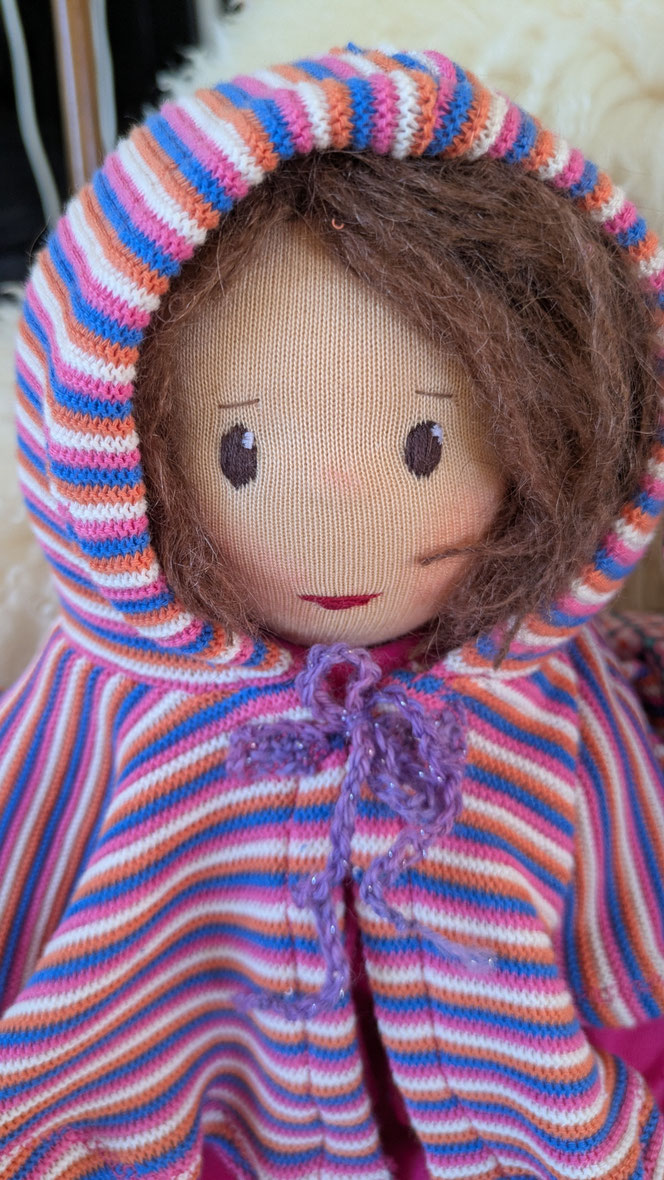 handgemachte Stoffpuppe kaufen, Waldorfart, eigene Puppe anfertigen lassen, Zuckertütenpuppe, Schultütenpuppe, Einschulungsgeschenk, individuelle Wunschpuppe, Puppenhandwerk, lebenslange Puppenfreunde, Puppe nach Kinderfotos herstellen lassen, bio-fair