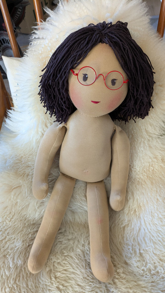asiatische Puppe, POC-Puppe, Vielfalt und Repräsentation im Kinderzimmer, diverse Puppen, Empowerment, handgemachte Stoffpuppe kaufen, Waldorfart, individuelle Wunschpuppe, eigene Puppe herstellen lassen, die aussieht wie mein Kind, vorurteilsfrei erziehe