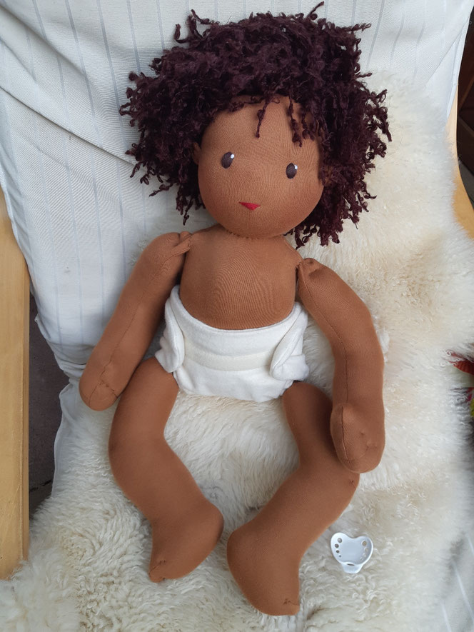 Bio-Stoffpuppe,  individuelle Puppe passend zum Kind, Waldorfart, schwarze Puppe, Empowerment, genderneutral, Babypuppe mit Schnuller, Wunschpuppe, bio-fair, ökofairliebt, Selbstakzeptanz, Naturmaterial, Puppenhandwerk, Sehr großes Puppenbaby, lebensgroß