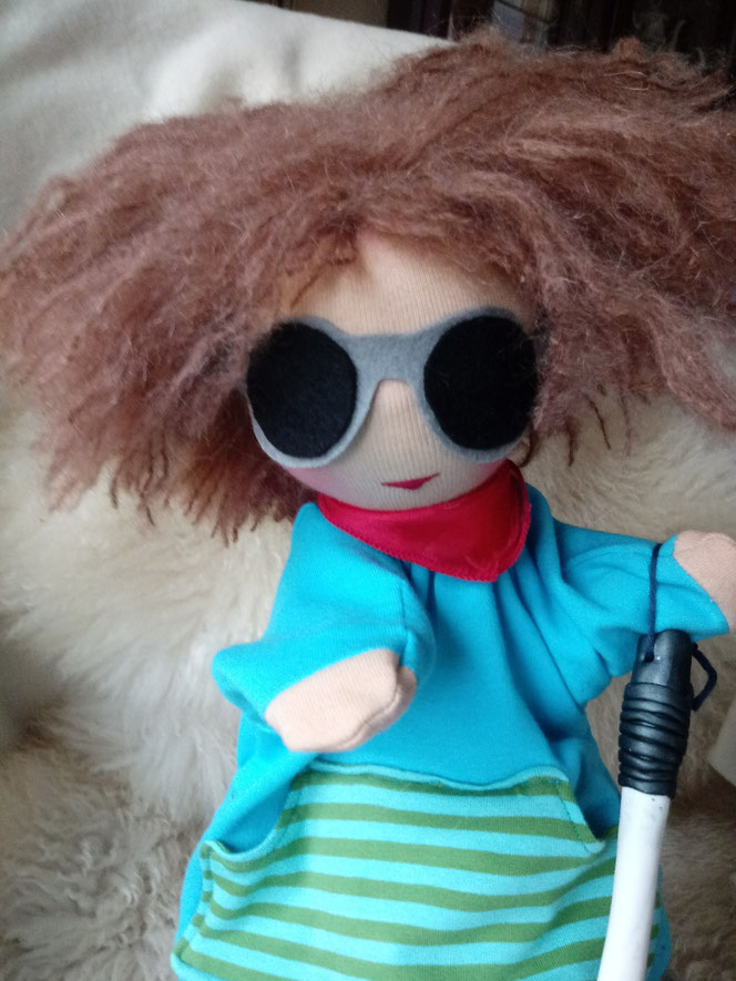Stoffpuppe, Handpuppe, Waldorfart, blinde Puppe, Miteinander, Alle sind anders, Anderssein, Wunschpuppe, individuelle Puppe, Inklusion, blinde Puppe, Puppe für Kinder mit beesonderen Bedürfnissen, Behinderung, therapeutisches Puppenspiel