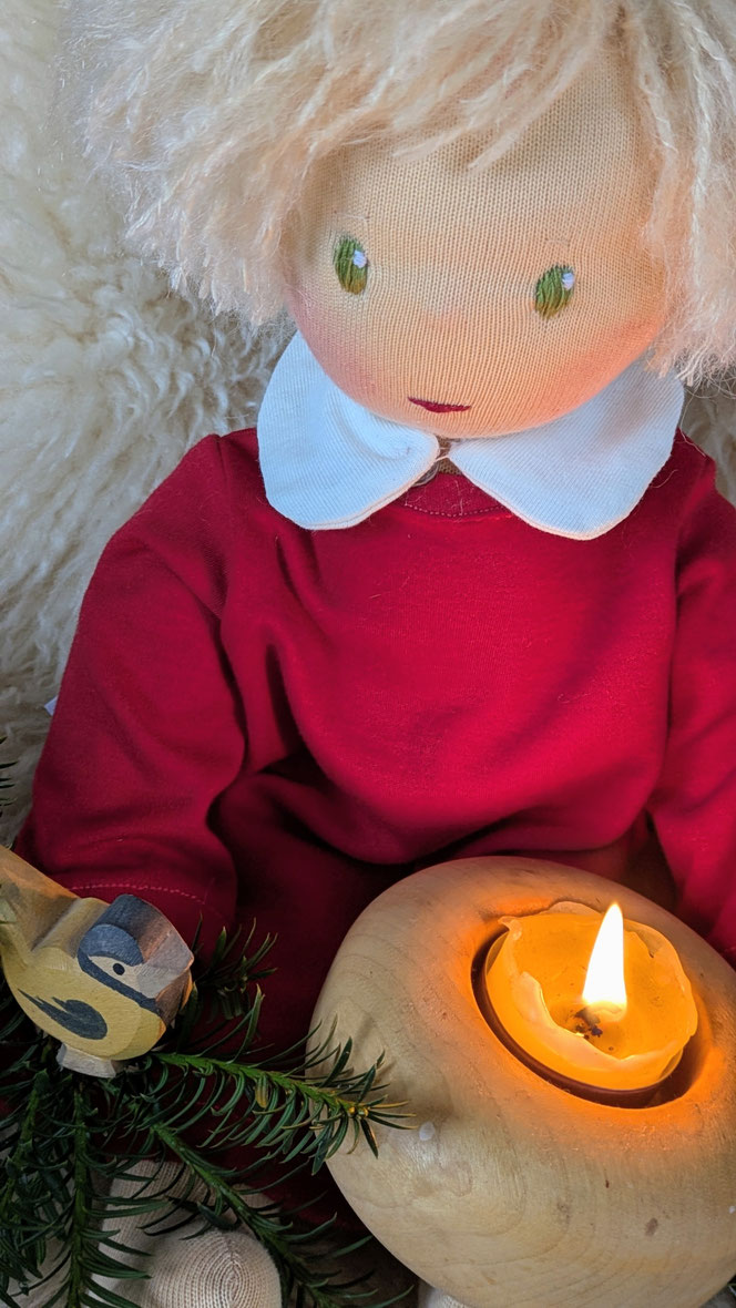 handgemachte Stoffpuppe kaufen, Waldorfart, eigene Heilungspuppe anfertigen lassen, inneres Kind Puppe, Waldorfart, individuelle Wunschpuppe, Puppenhandwerk, Puppe nach alten Kinderfotos herstellen lassen, Anteilearbeit, Bindungstrauma, alte Wunden heilen