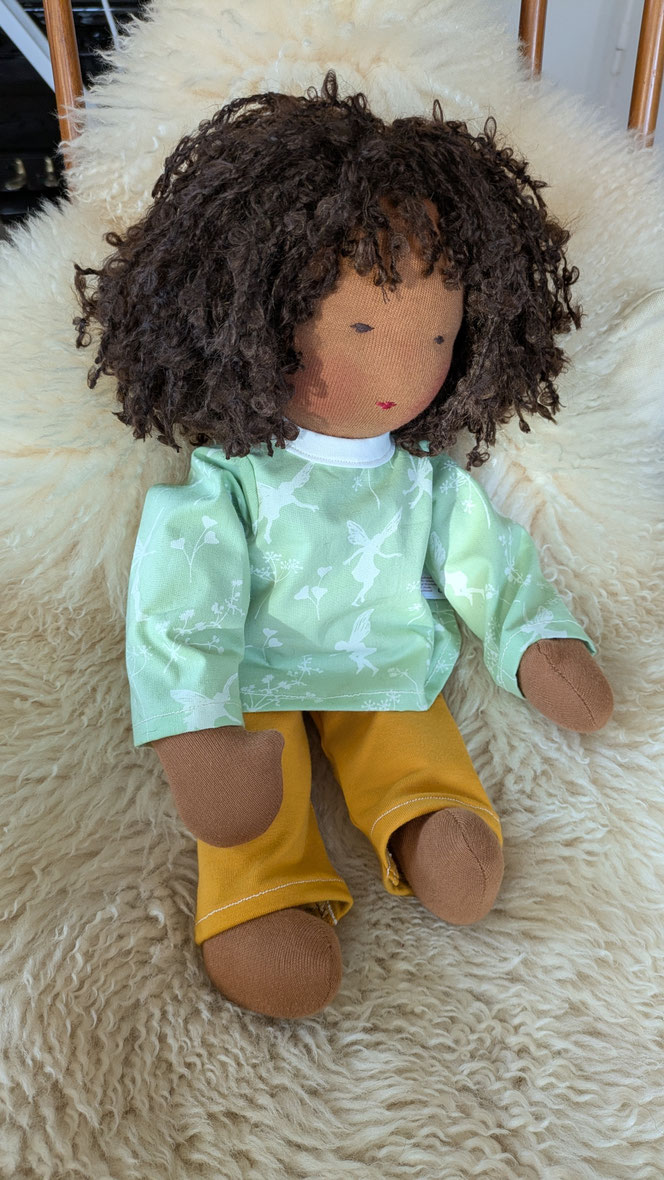 schwarze Puppe, afrodeutsche Puppe, Vielfalt und Repräsentation im Kinderzimmer, diverse Puppen, Empowerment, handgemachte Stoffpuppe kaufen, Waldorfart, individuelle Wunschpuppe, eigene Puppe herstellen lassen, die aussieht wie mein Kind, Puppenjunge