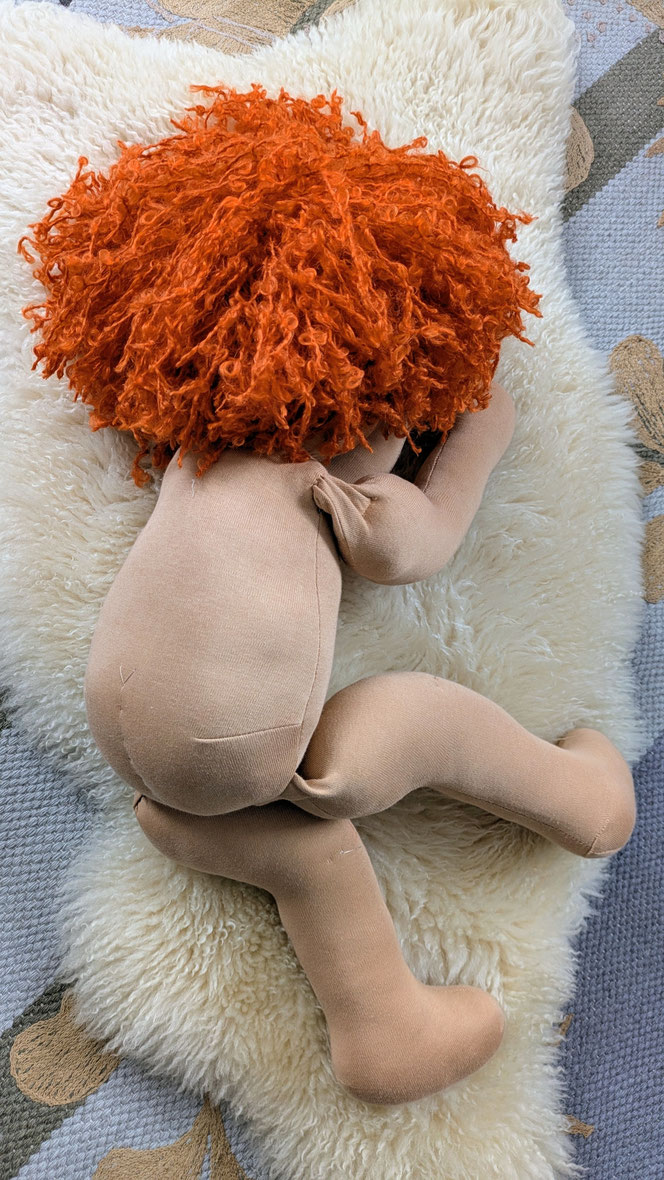 Therapiepuppe für die Kinderphysiotherapie nach z.B. Vojta oder Bobath, Demopuppe, Schulungspuppe, Übungspuppe, weiche bewegliche Therapiepuppe mit anbeugbaren Gliedern, handgemachte Stoffpuppe kaufen, Waldorfart, flexible lebensgroße Babypuppe