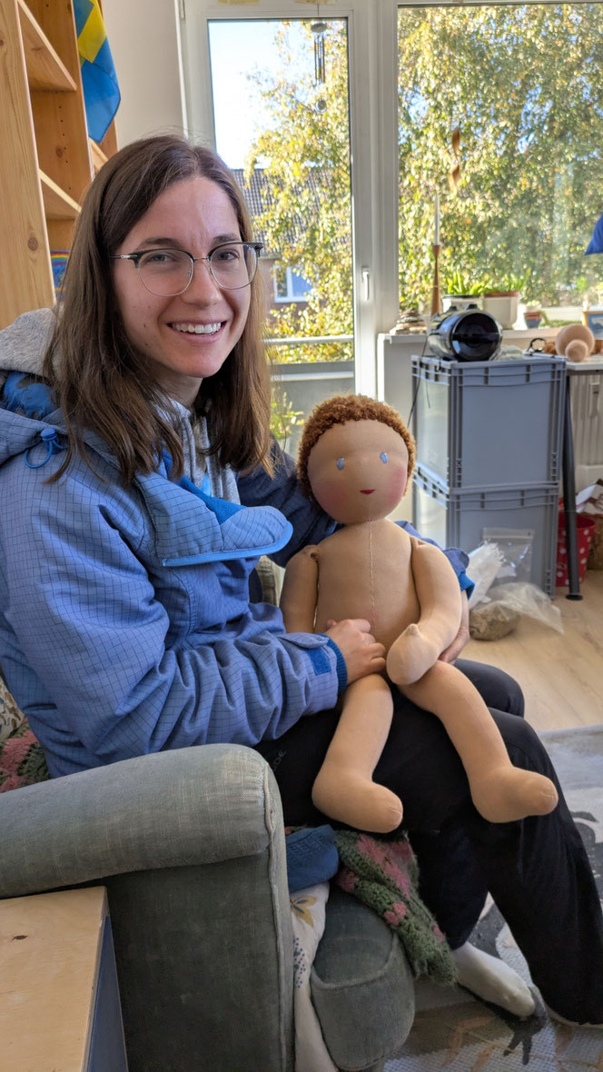 Therapiepuppe für die Kinderphysiotherapie nach z.B. Vojta oder Bobath, Demopuppe, Schulungspuppe, Übungspuppe, weiche bewegliche Therapiepuppe mit anbeugbaren Gliedern, handgemachte Stoffpuppe kaufen, Waldorfart, bewegliche Füße, lebensgroße Babypuppe