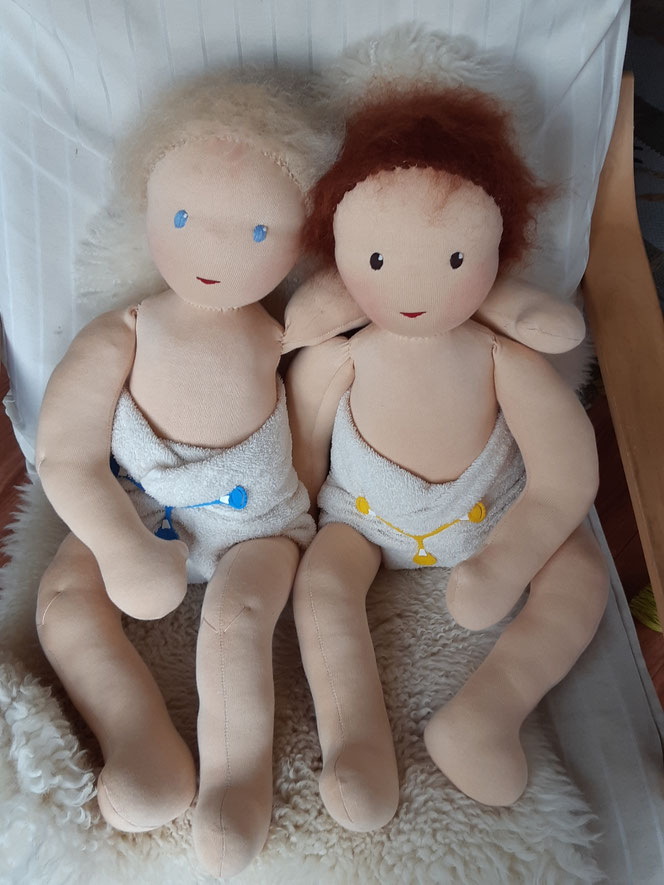Therapiepuppe, Demopuppe, Physiotherapie-Puppe, Puppe für Vojta-Therapie, Kinderphysiotherapie, Handling erklären, handgemachte Puppe, Waldorfart, Bio-Stoffpuppe, bio-fair, Wunschpuppe, individuelle Stoffpuppe, Puppenhandwerk, Puppe als Arbeitsmaterial
