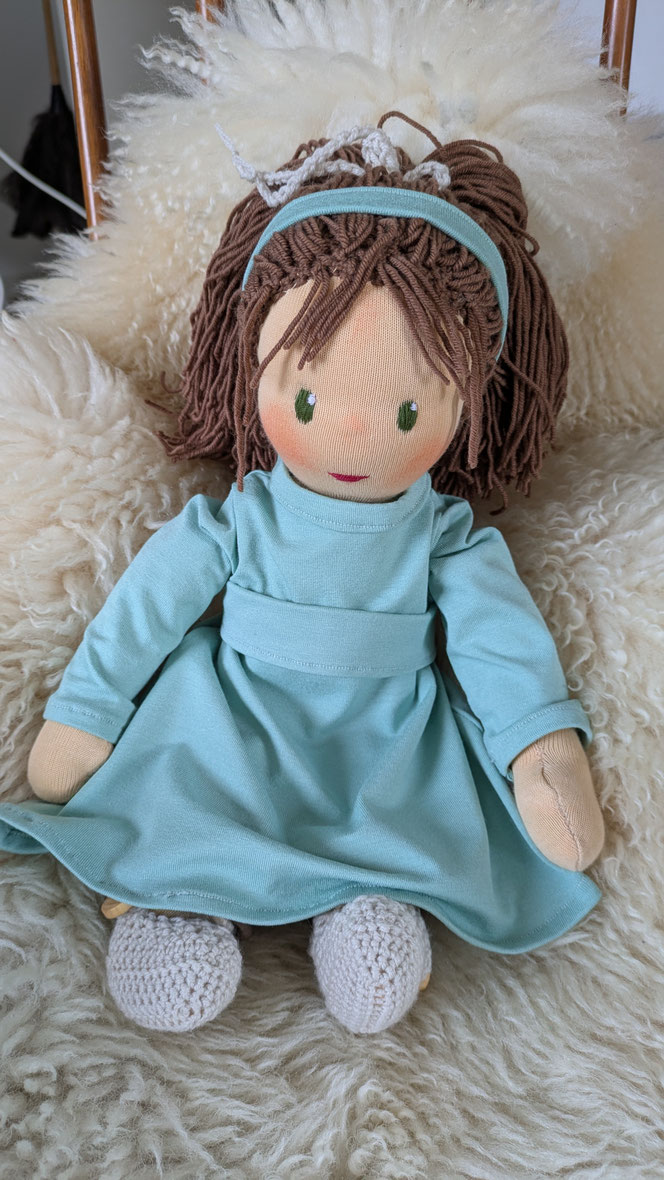 handgemachte Stoffpuppe kaufen, Waldorfart, eigene Puppe anfertigen lassen, individuelle Wunschpuppe, Puppenhandwerk,  Heilungspuppe, inneres Kind Puppe, Puppenfreundin fürs Leben, ökologische Stoffpuppe, bio-fair, Selbstfürsorge, diverse Puppen