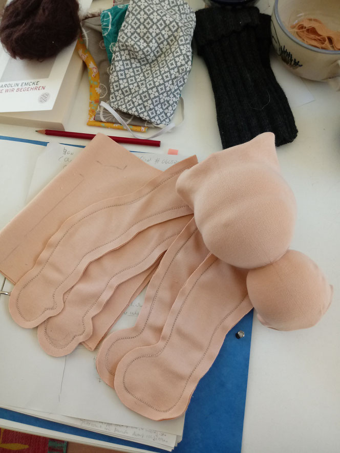 Puppenmacherei, Puppenmacherin, Puppenhandwerk, Puppenmachen, handgemachte Stoffpuppe kaufen, diverse Puppen, schwarze Puppen, Heilungspuppe für das innere Kind anfertigen lassen, individuelle Wunschpuppe, Waldorfart, eigene Puppe nach Kinderfotos