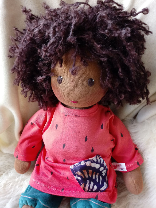 handgemachte Puppe, Waldorfart, Bio-Stoffpuppe, Handarbeit, dunkelhäutige Puppe, afrikanisch, farbige Puppe, afroamerikanisch, Wunschpuppe, individuell, Kinderpuppe, ökologisch, bio-fair, fairliebt, Puppenhandwerk, Puppenfreundin, passend zum Kind