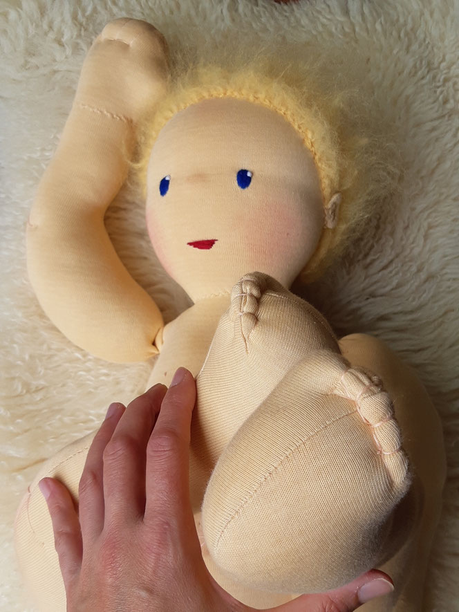 Therapiepuppe für die Kinderphysiotherapie nach z.B. Vojta oder Bobath, Demopuppe, Schulungspuppe, Übungspuppe, weiche bewegliche Therapiepuppe mit anbeugbaren Gliedern, handgemachte Stoffpuppe kaufen, Waldorfart, flexible lebensgroße Babypuppe