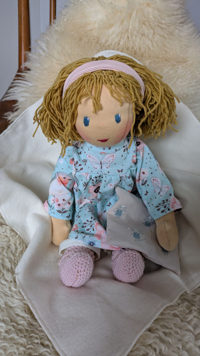 handgemachte Stoffpuppe kaufen, Waldorfart, eigene Heilungspuppe anfertigen lassen, inneres Kind Puppe, Waldorfart, individuelle Wunschpuppe, Puppenhandwerk, Anteilearbeit, Bindungstrauma, Sonnenkind, Puppenfreundin, bio-fair, Naturmaterial