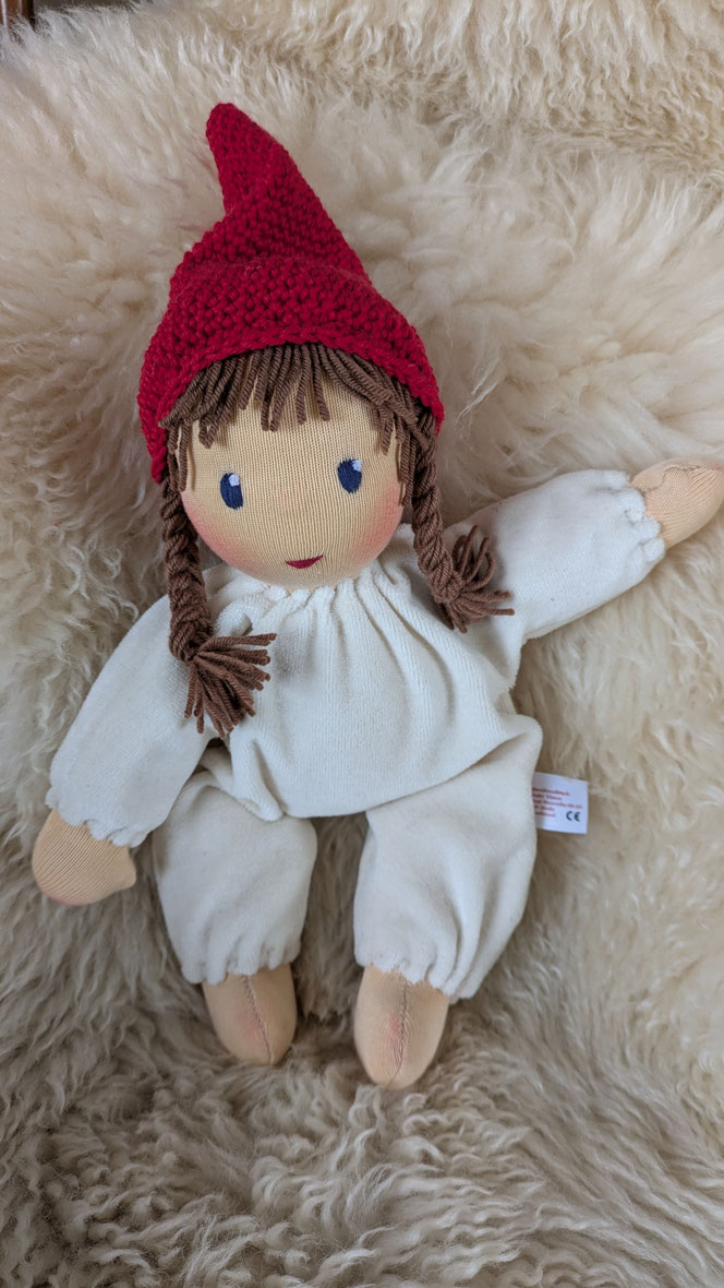 handgemachte Stoffpuppe kaufen, Waldorfart, individuelle Wunschpuppe anfertigen lassen, Puppenhandwerk, Pippa und Pelle Puppen, Daniela Drescher, Verlag Urachhaus, Pippa und Pelle Schlamperle, eigene Puppe herstellen lassen, Naturmaterial, bio-faire Puppe