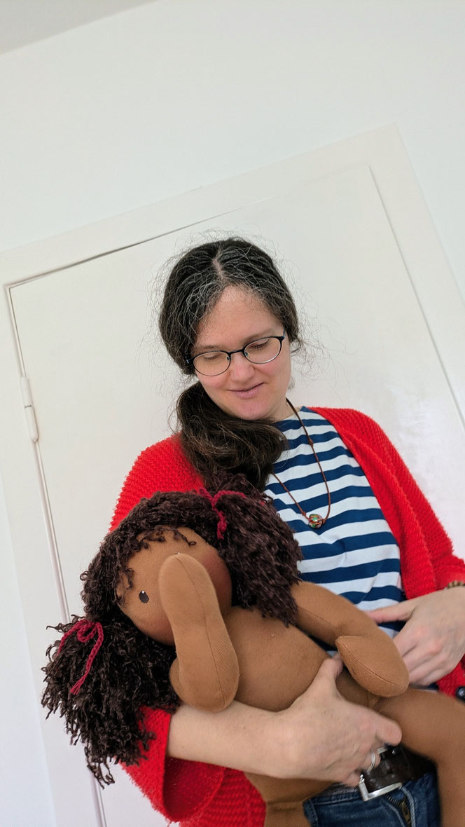 Therapiepuppe für die Kinderphysiotherapie nach z.B. Vojta oder Bobath, Demopuppe, Schulungspuppe, Übungspuppe, weiche bewegliche Therapiepuppe mit anbeugbaren Gliedern, handgemachte Stoffpuppe kaufen, Waldorfart, flexible lebensgroße Babypuppe
