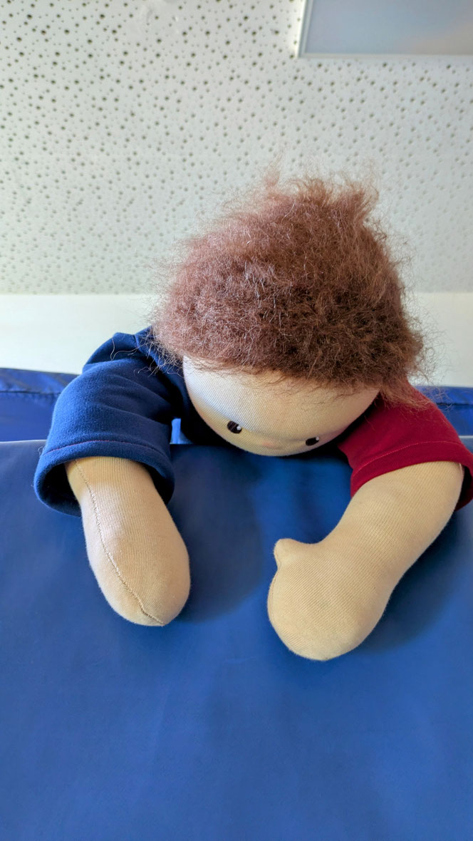 Bobathpuppe, Demopuppe, Therapiepuppe, Vojtapuppe, Waldorfart, handgemachte Stoffpuppe kaufen, Berta Bobath, individuelle Wunschpuppe, weiche bewegliche Babypuppe mit anbeugbaren Gliedern, Palliativpflege Hilfsmittel
