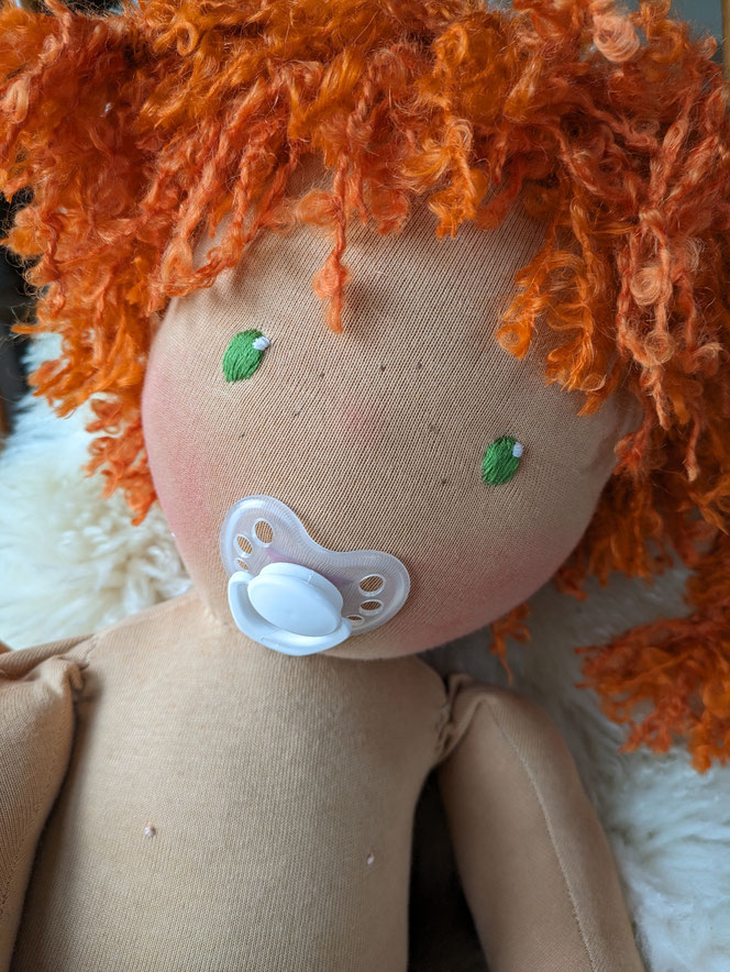 Therapiepuppe, Demopuppe, Zukunft-Huber, Wunschpuppe, Waldorfart, handgemachte Stoffpuppe kaufen, Puppenhandwerk, eigene Puppe anfertigen lassen, Vojta Puppe, Bobath Puppe, Puppe für Kinderphysiotherapie, anbeugbare flexible Gelenke, Puppe mit Schnuller