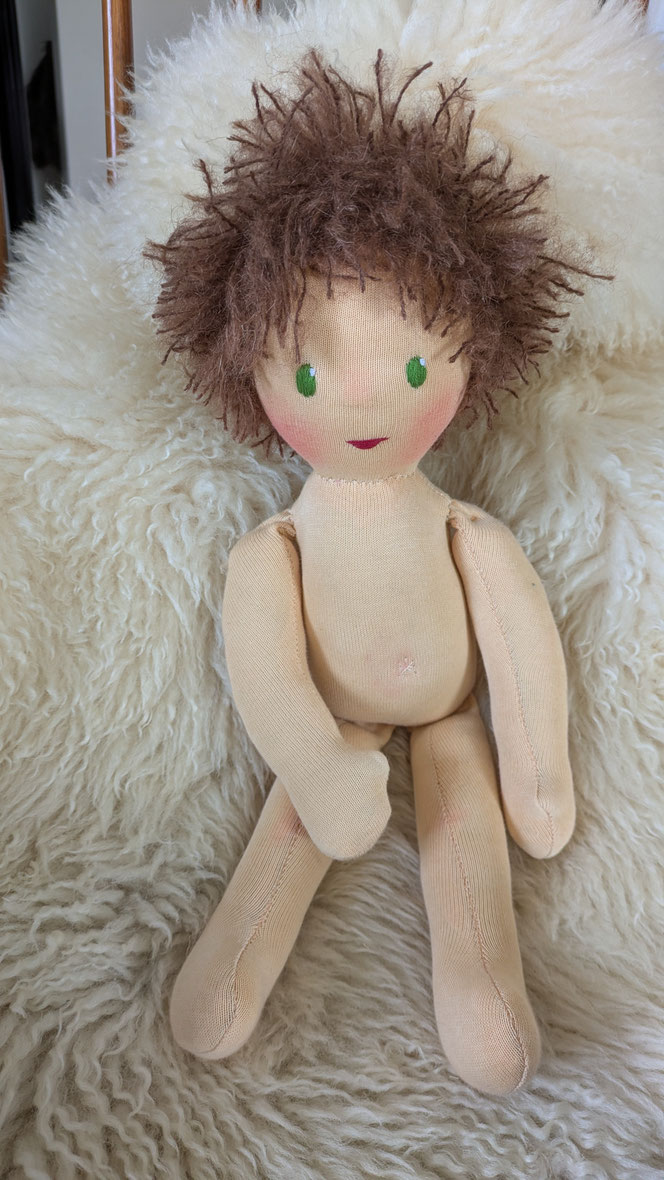 Willi Waldzwerg, handgemachte Stoffpuppe kaufen, Annette Sperling, singende Waldzwerge, Waldmusikpädagogik, individuelle Wunschpuppe, Puppenhandwerk, Waldorfart, eigene Puppe anfertigen lassen, Puppe aus Naturmaterialien, Fliegenpilzpuppe, Ökopuppe