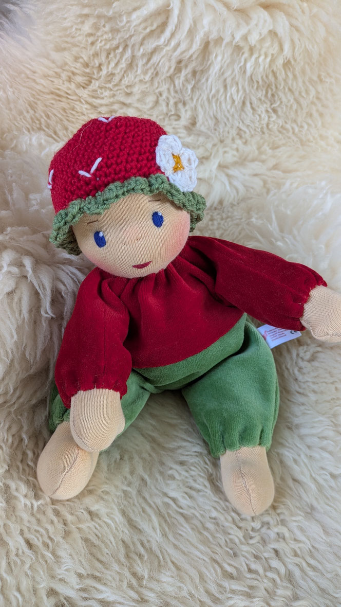 handgemachte Stoffpuppe kaufen, Schlamperle, Waldorfart, Erstlingspuppe, Erdbeerpuppe, eigene Wunschpuppe herstellen lassen, Jahreszeitenpuppe, ökologische Kinderpuppe, Kuschelpuppe, bio-faire Naturmaterialien