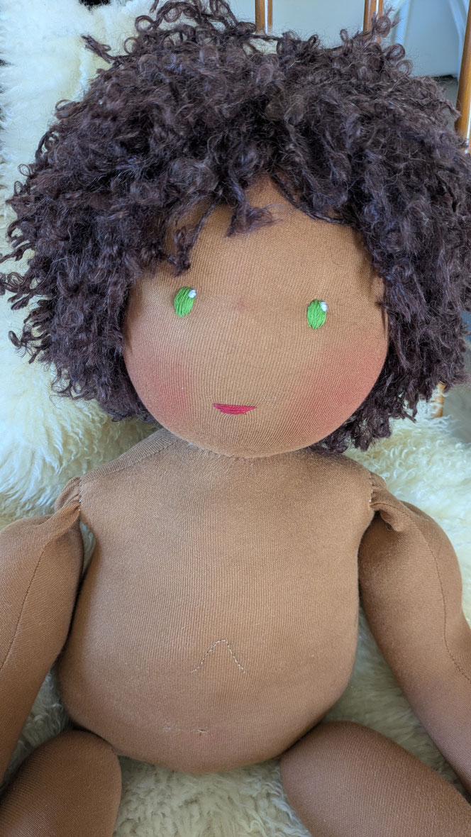 Vojtapuppe, Demopuppe, Bobathpuppe, Puppe für Kinderphysiotherapie, weiche bewegliche Therapiepuppe mit anbeugbaren Gliedern, handgemachte Stoffpuppe kaufen, Waldorfart, eigene individuelle Wunschpuppe herstellen lassen, PoC-Puppe, schwarze Puppe, Babypup