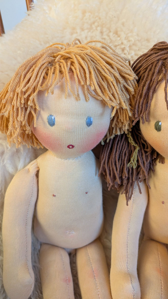 anatomische Puppen für den Kinderschutz, Puppen mit deutlich sichtbaren Geschlechtsmerkmalen, Jungenpuppe, Mädchenpuppe, Hilfsmittel für die Diagnostik bei Kindesmissbrauch, handgemachte Stoffpuppe kaufen, Waldorfart, Therapiepuppe, Wunschpuppe