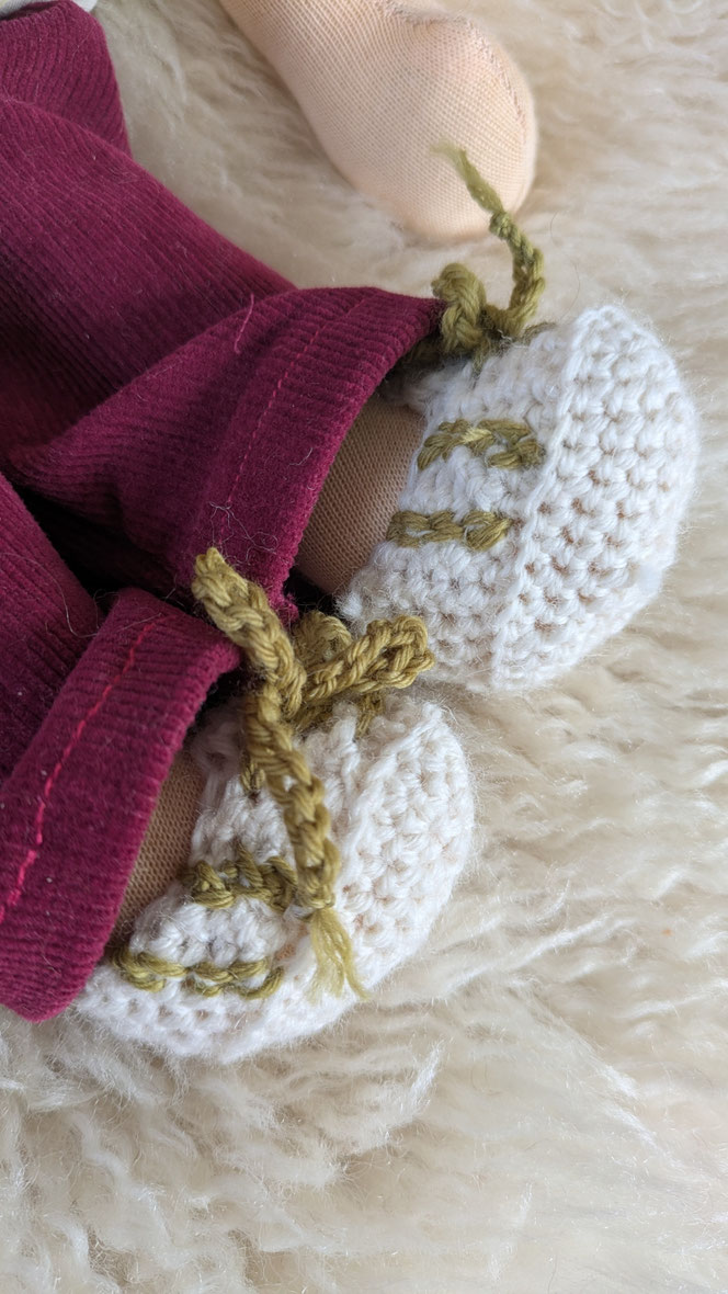 handgemachte Stoffpuppe kaufen, Waldorfart, eigene Puppe anfertigen lassen, individuelle Wunschpuppe, Puppenhandwerk,  Heilungspuppe, inneres Kind Puppe, Puppenfreundin fürs Leben, ökologische Stoffpuppe, bio-fair, Selbstfürsorge, diverse Puppen