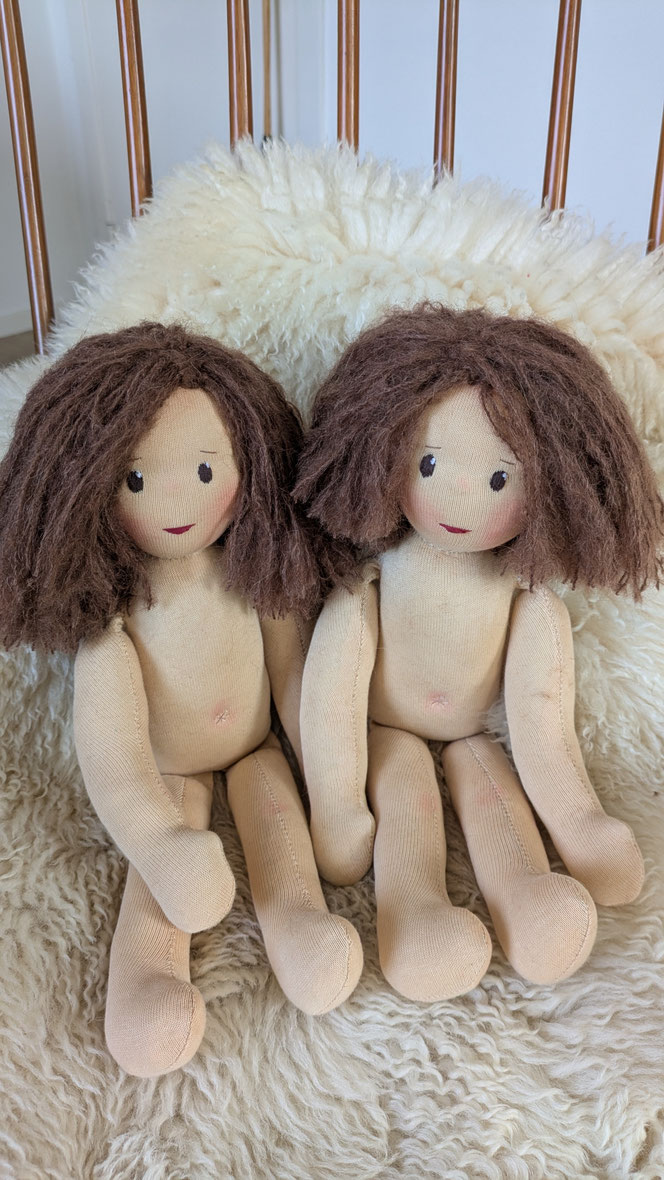 handgemachte Stoffpuppe kaufen, Waldorfart, eigene Puppe anfertigen lassen, Zuckertütenpuppe, Schultütenpuppe, Einschulungsgeschenk, individuelle Wunschpuppe, Puppenhandwerk, lebenslange Puppenfreunde, Puppe nach Kinderfotos herstellen lassen, bio-fair