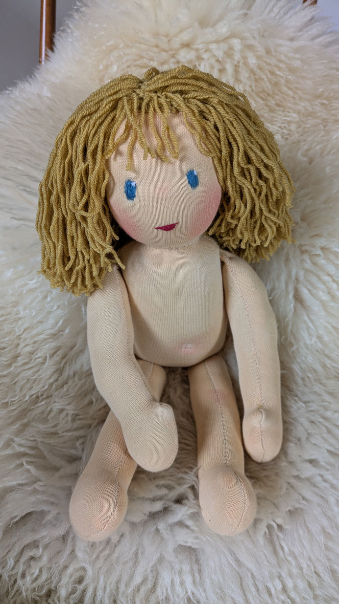 handgemachte Stoffpuppe kaufen, Waldorfart, eigene Heilungspuppe anfertigen lassen, inneres Kind Puppe, Waldorfart, individuelle Wunschpuppe, Puppenhandwerk, Anteilearbeit, Bindungstrauma, Sonnenkind, Puppenfreundin, bio-fair, Naturmaterial