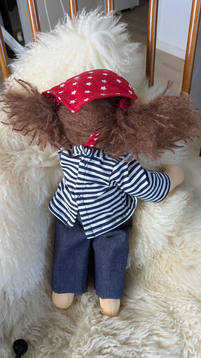 handgemachte Stoffpuppe kaufen, Piratenpuppe, Piratenmädchen, Waldorfart, eigene Puppe anfertigen lassen, individuelle Wunschpuppe, Puppenhandwerk, genderneutrale Puppe, Puppe die aussieht wie mein Kind, toughe coole Puppe, Kinder stärken, Kinder empowern