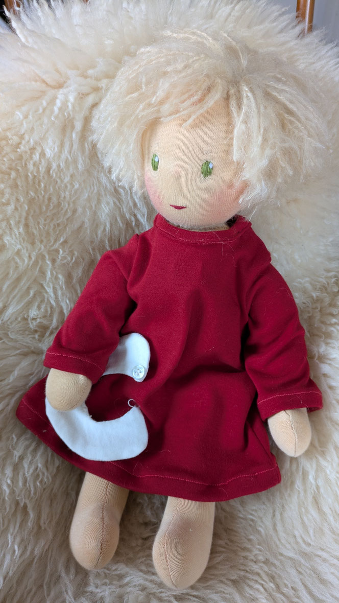 handgemachte Stoffpuppe kaufen, Waldorfart, eigene Heilungspuppe anfertigen lassen, inneres Kind Puppe, Waldorfart, individuelle Wunschpuppe, Puppenhandwerk, Puppe nach alten Kinderfotos herstellen lassen, Anteilearbeit, Bindungstrauma, alte Wunden heilen