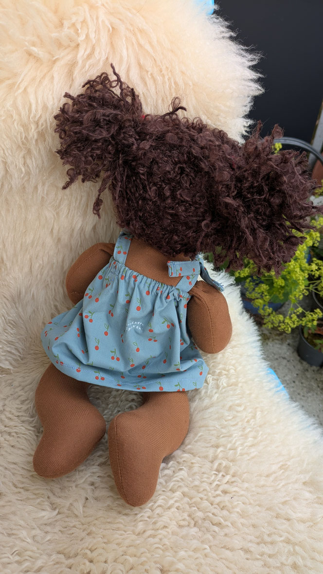 Tamika, handgemachte Stoffpuppe kaufen, afrodeutsche Puppe, schwarze Puppe, afrikanische Puppe, Waldorfart, Puppenhandwerk, ökologische Kinderpuppe, schwarzes Puppenbaby, individuelle Wunschpuppe, Stoffpuppe aus bio-fairen Naturmaterialien, diverse Puppen