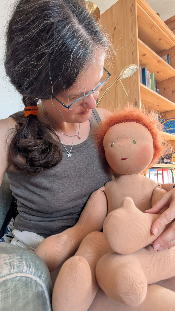 Therapiepuppe für die Kinderphysiotherapie nach z.B. Vojta oder Bobath, Demopuppe, Schulungspuppe, Übungspuppe, weiche bewegliche Therapiepuppe mit anbeugbaren Gliedern, handgemachte Stoffpuppe kaufen, Waldorfart, flexible lebensgroße Babypuppe, Kurspuppe