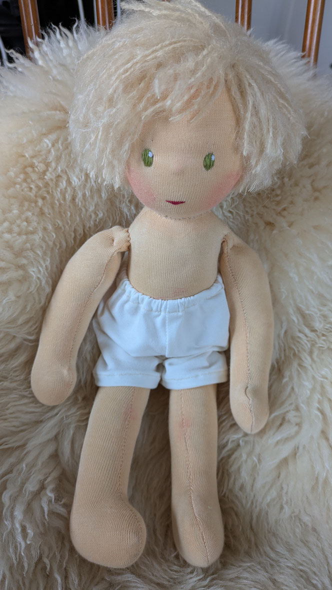 handgemachte Stoffpuppe kaufen, Waldorfart, eigene Heilungspuppe anfertigen lassen, inneres Kind Puppe, Waldorfart, individuelle Wunschpuppe, Puppenhandwerk, Puppe nach alten Kinderfotos herstellen lassen, Anteilearbeit, Bindungstrauma, alte Wunden heilen