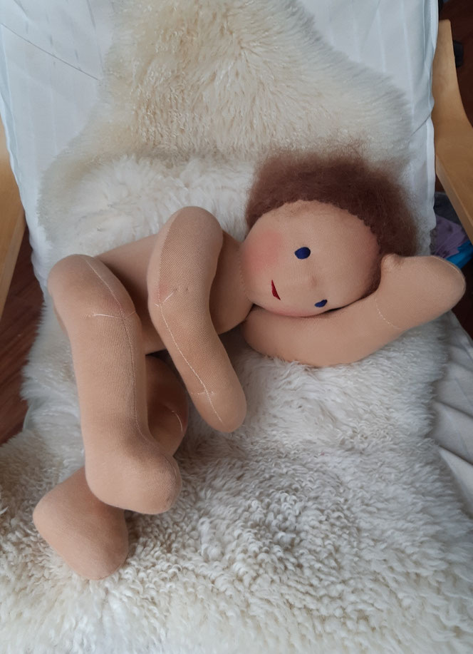 Therapiepuppe für die Kinderphysiotherapie nach z.B. Vojta oder Bobath, Demopuppe, Schulungspuppe, Übungspuppe, weiche bewegliche Therapiepuppe mit anbeugbaren Gliedern, handgemachte Stoffpuppe kaufen, Waldorfart, flexible lebensgroße Babypuppe