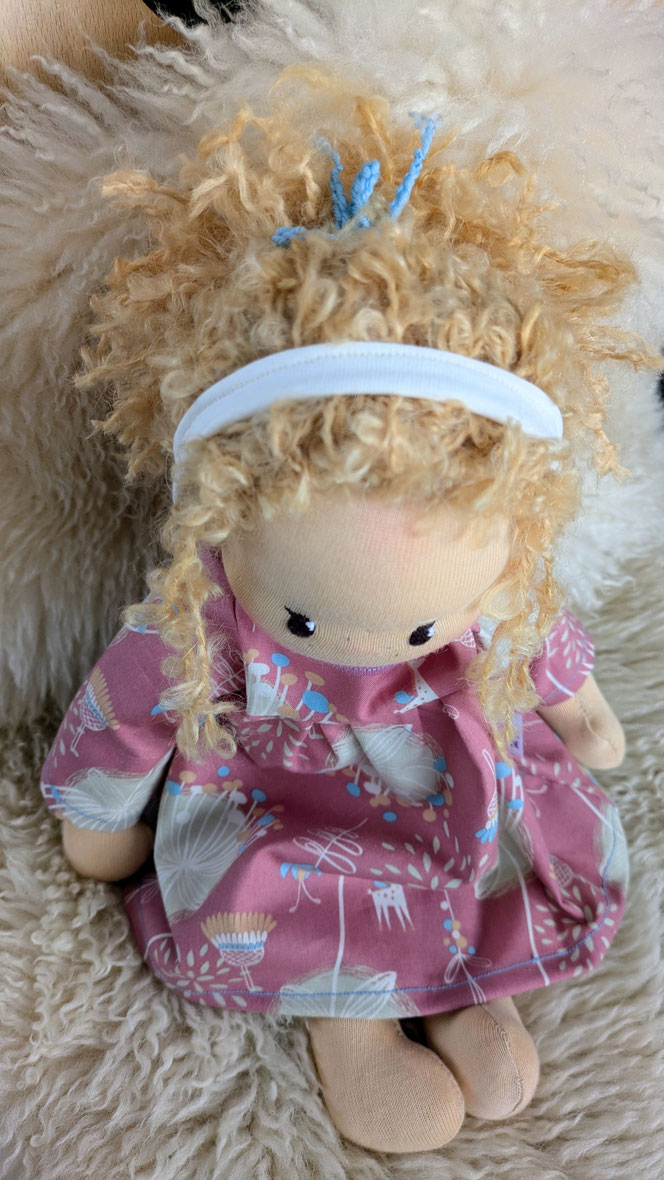 handgemachte Stoffpuppe kaufen, Waldorfart, eigene Heilungspuppe anfertigen lassen, inneres Kind Puppe, individuelle Wunschpuppe, Puppenhandwerk, Puppe nach alten Kinderfotos herstellen lassen, Anteilearbeit, Selbstfürsorge, sich selbst umarmen