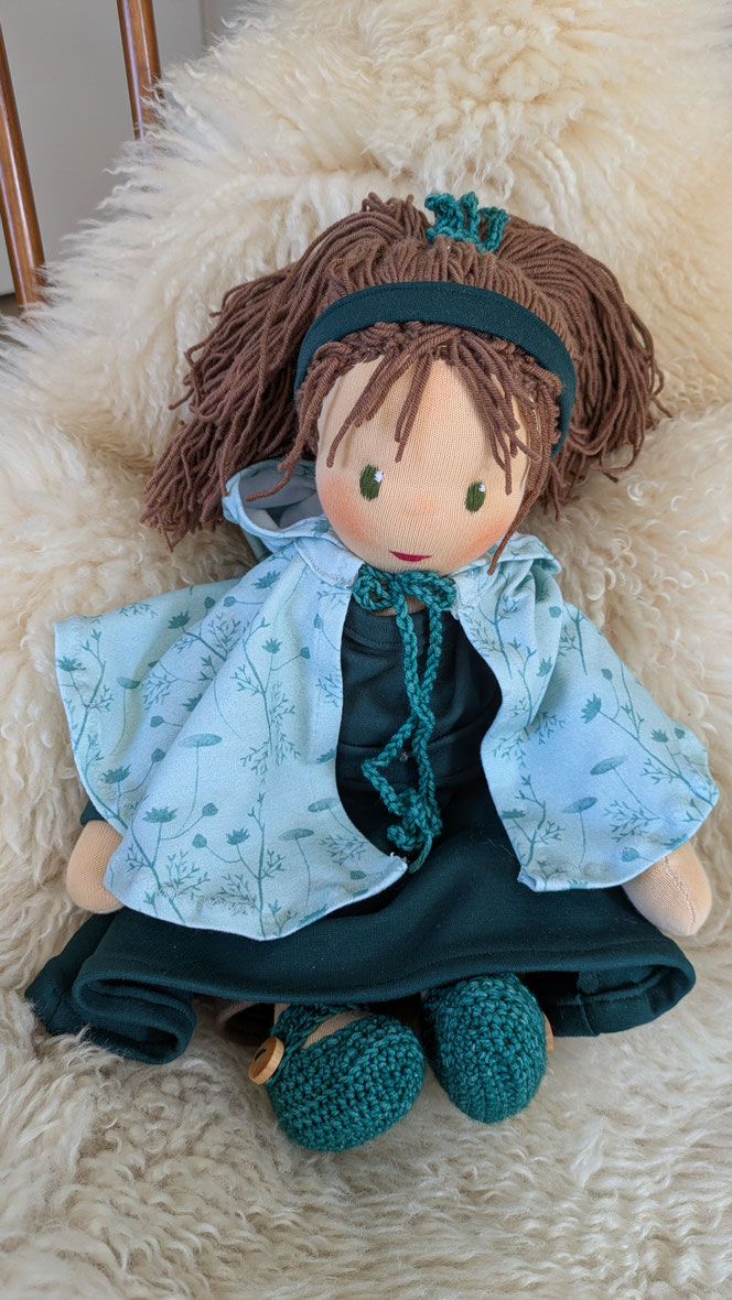 handgemachte Stoffpuppe kaufen, Waldorfart, eigene Puppe anfertigen lassen, individuelle Wunschpuppe, Puppenhandwerk,  Heilungspuppe, inneres Kind Puppe, Puppenfreundin fürs Leben, ökologische Stoffpuppe, bio-fair, Selbstfürsorge, diverse Puppen