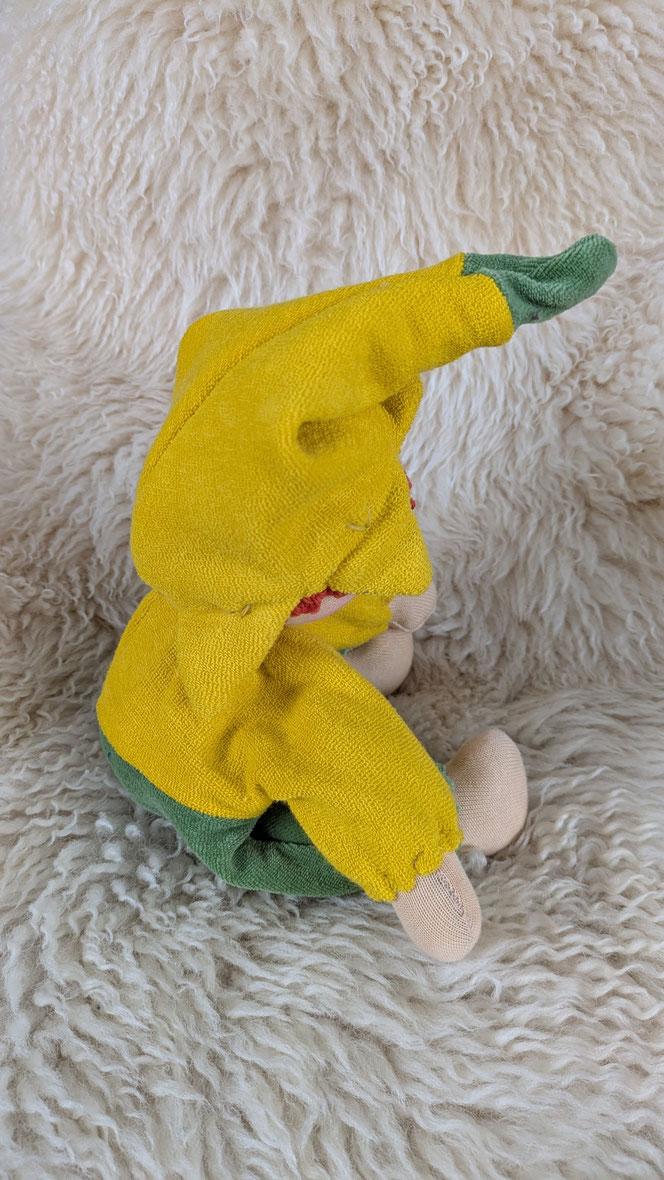 handgemachte Stoffpuppe kaufen, Waldorfart, Blütenkind-Schlamperle, Frühblüher, Schneeglöckchen, Hyazinthe, Narzisse, Osterglocke, Primelchen, Jahreszeitentisch, erste Puppe, lebenslanger Begleiter, eigene Puppe herstellen lassen, ökologische Kinderpuppe